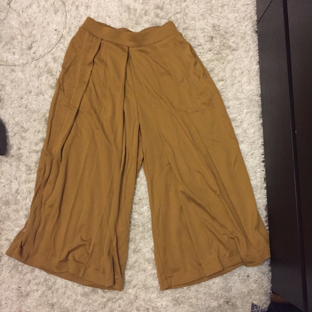 Uniqlo Wise Leg Crop Pants